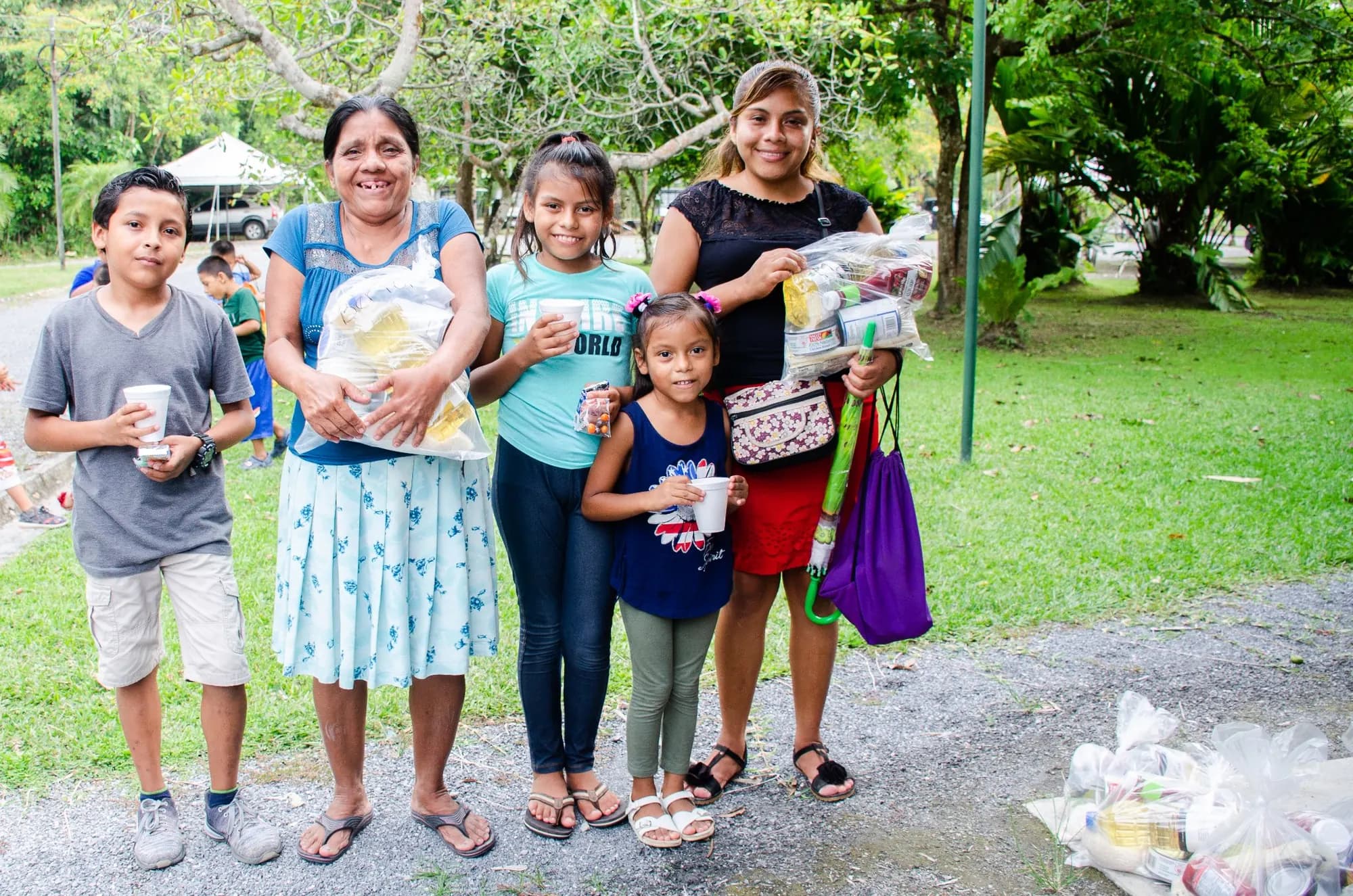 A family receives food support through an El Faro community program.