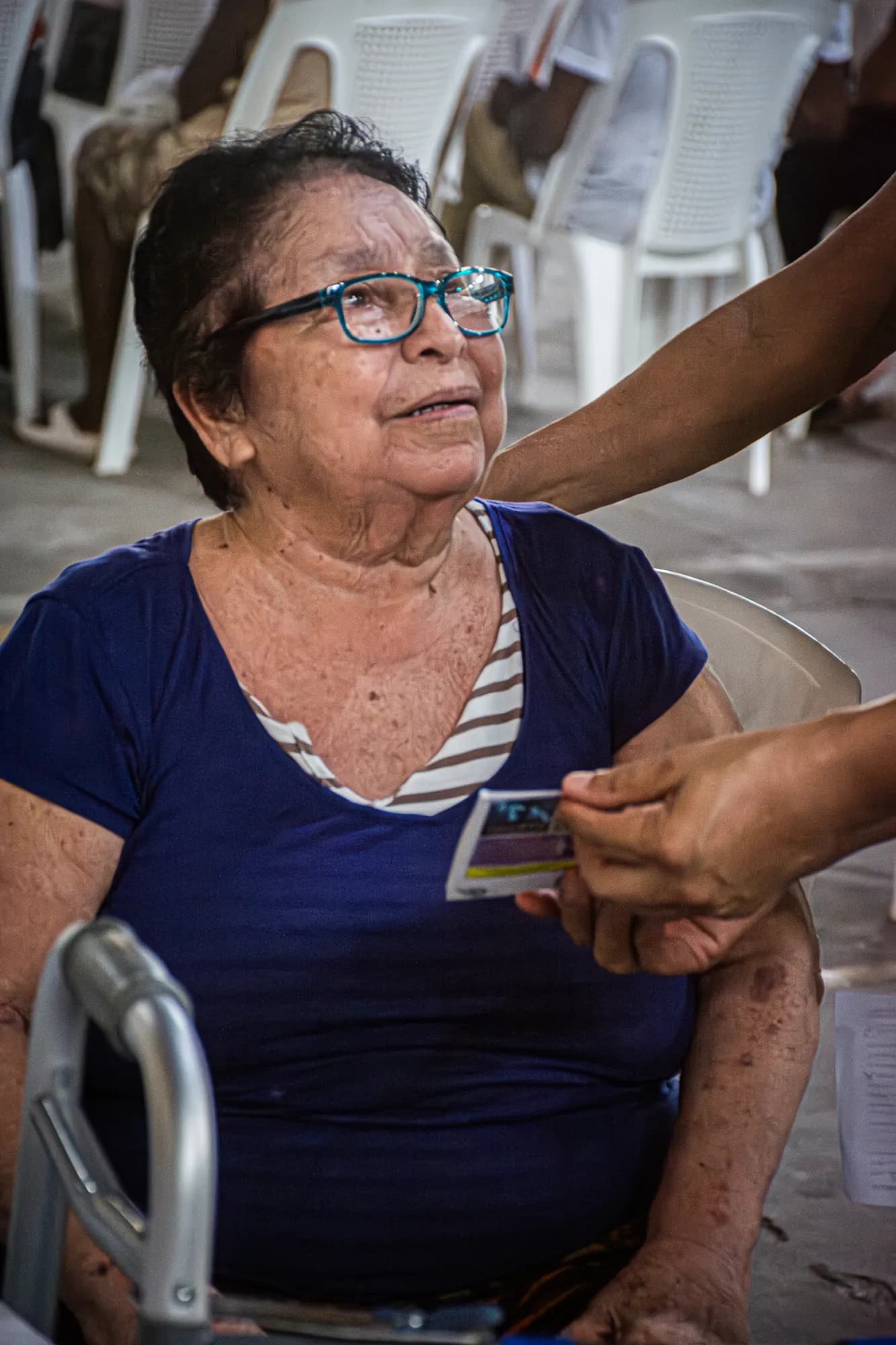 A resident receives care during an El Faro outreach day near Livingston.