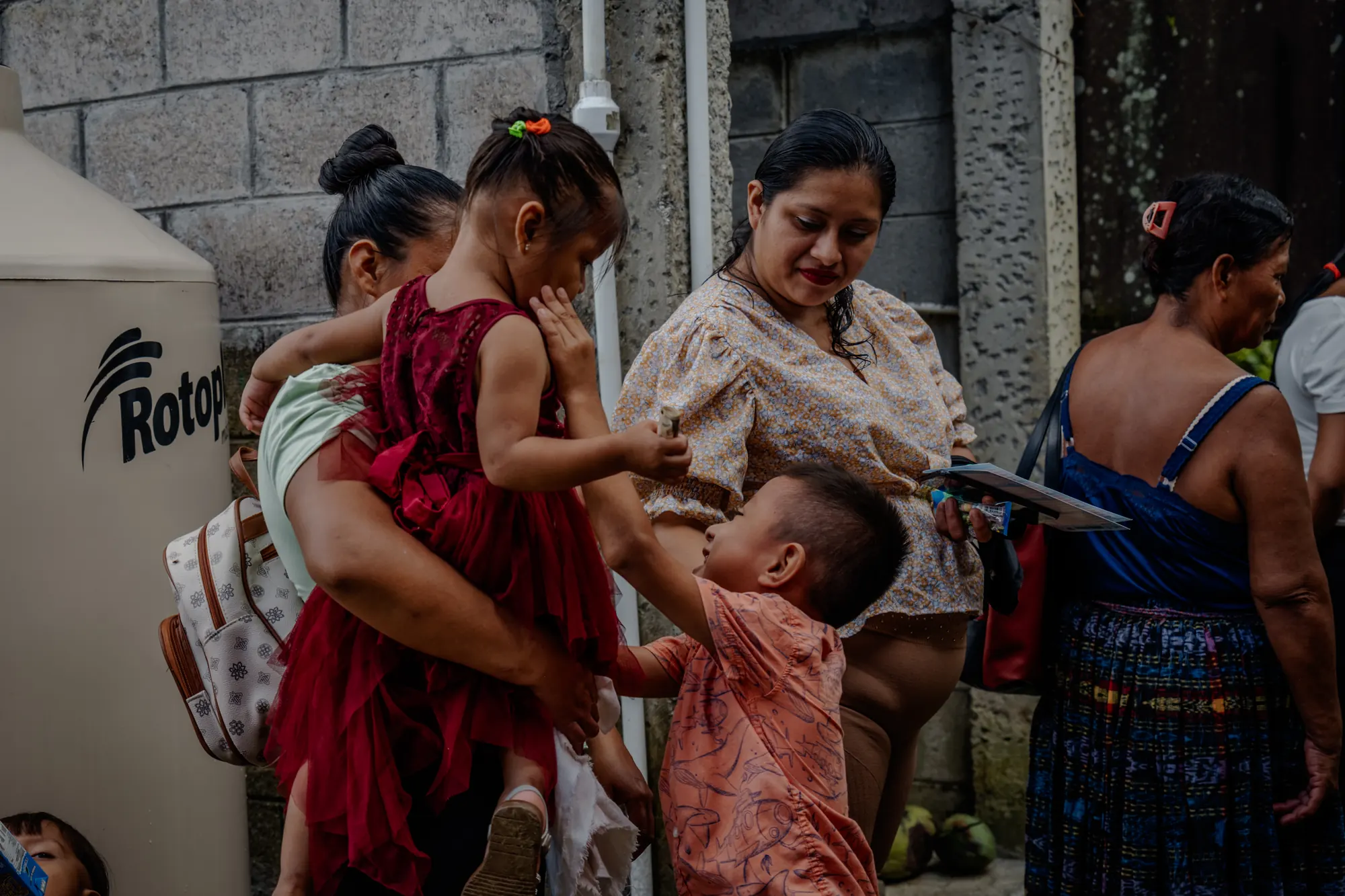 A mother and child take part in an El Faro nutrition visit.