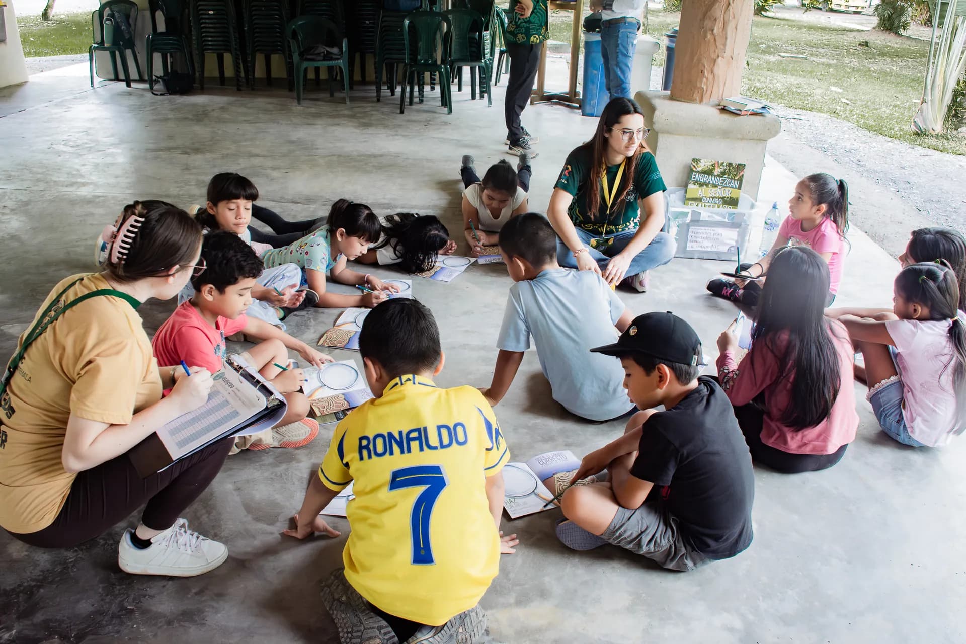 Children draw and learn together during an El Faro community program.
