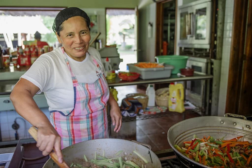 An El Faro hospitality team member prepares food.