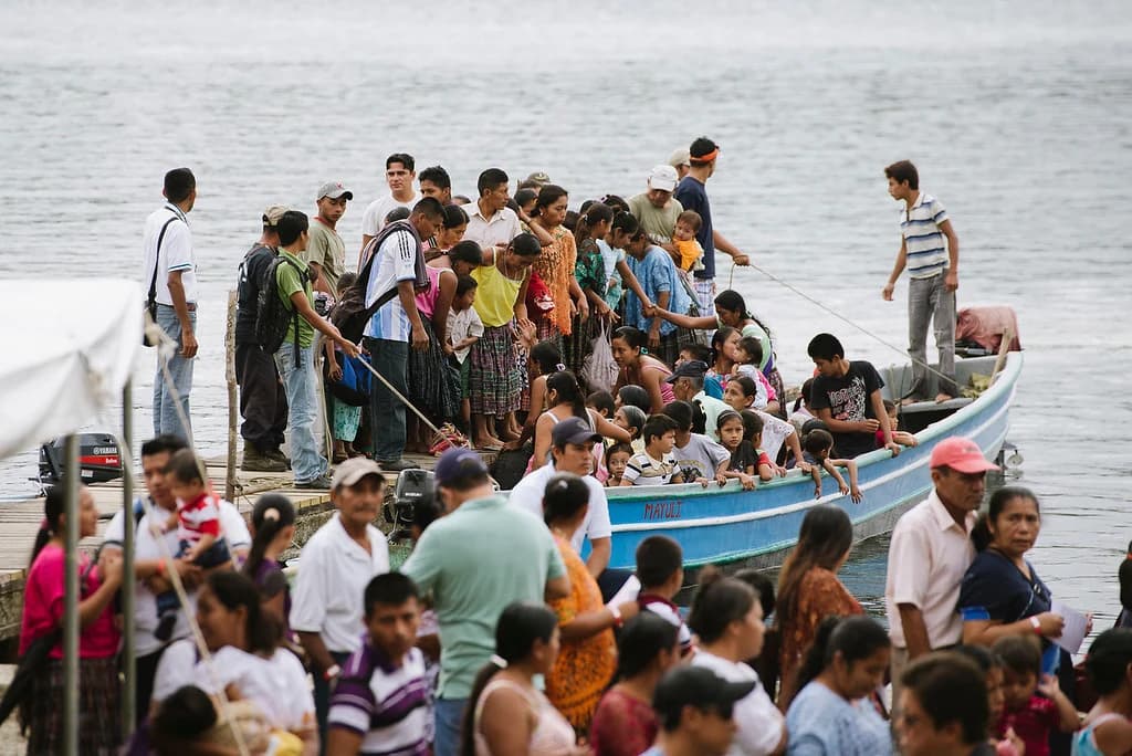 A visiting group arrives by boat at El Faro.